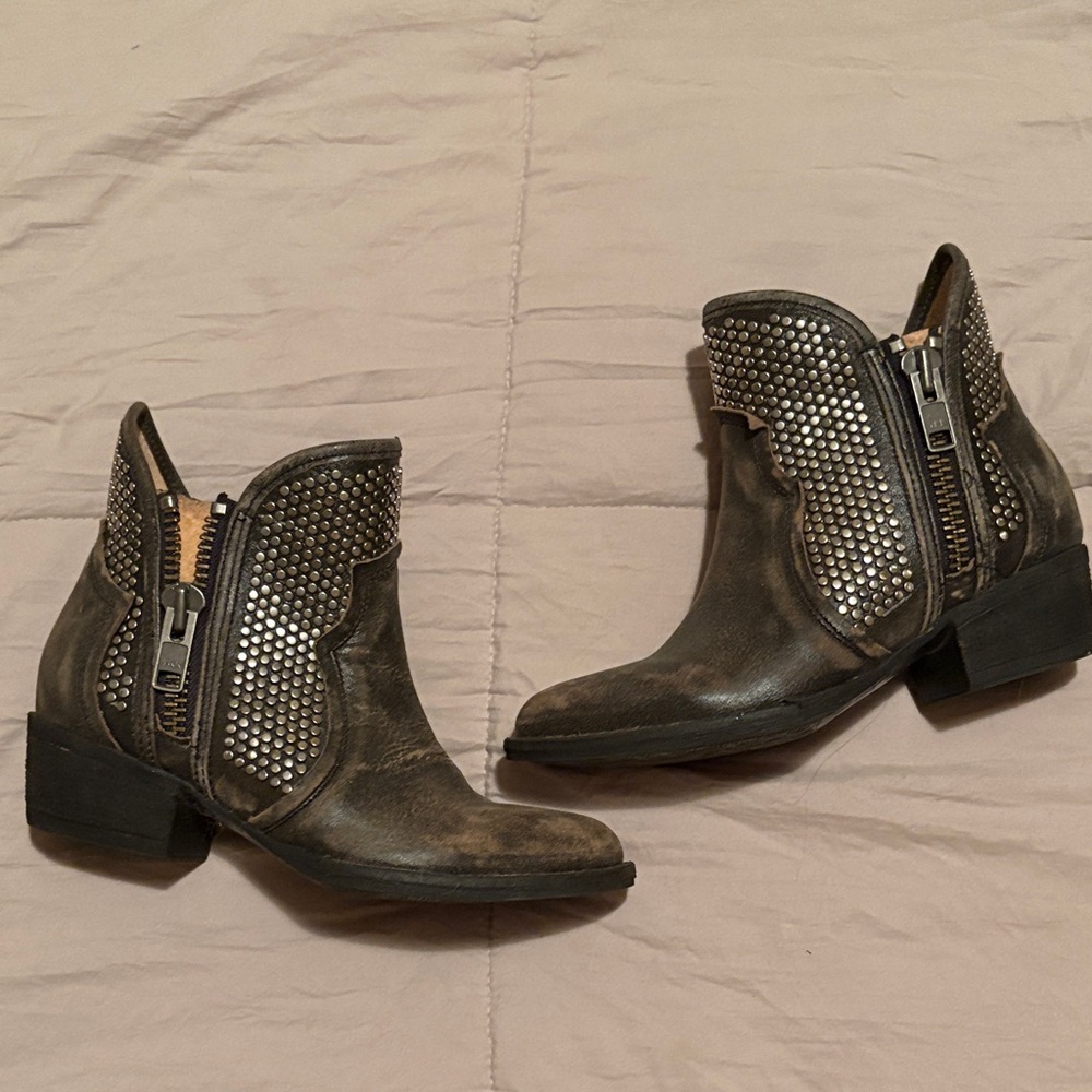 Circle G Women’s Studded Leather Ankle Boots Size 6.5